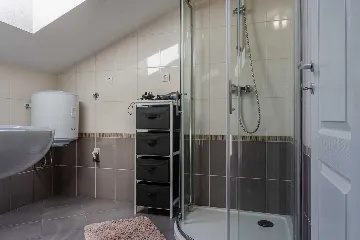 Sea-View 3-Bedroom Apartment in Vir for 6