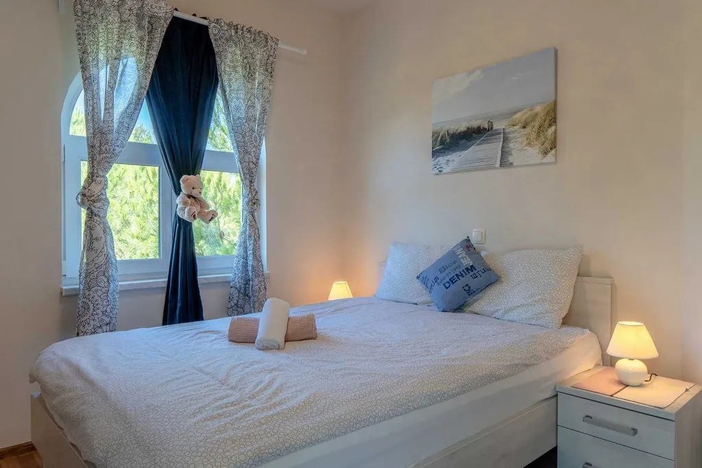 Sea-View 3-Bedroom Apartment in Vir for 6