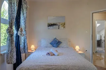 Sea-View 3-Bedroom Apartment in Vir for 6