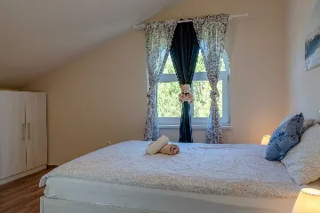 Sea-View 3-Bedroom Apartment in Vir for 6