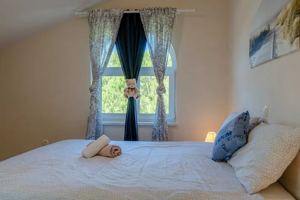 Sea-View 3-Bedroom Apartment in Vir for 6
