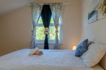 Sea-View 3-Bedroom Apartment in Vir for 6