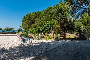 Sea-View 3-Bedroom Apartment in Vir for 6