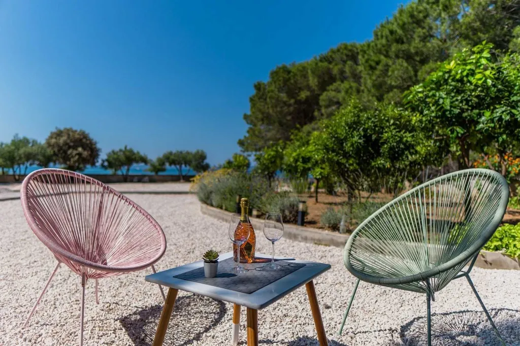 Sea-View 3-Bedroom Apartment in Vir for 6