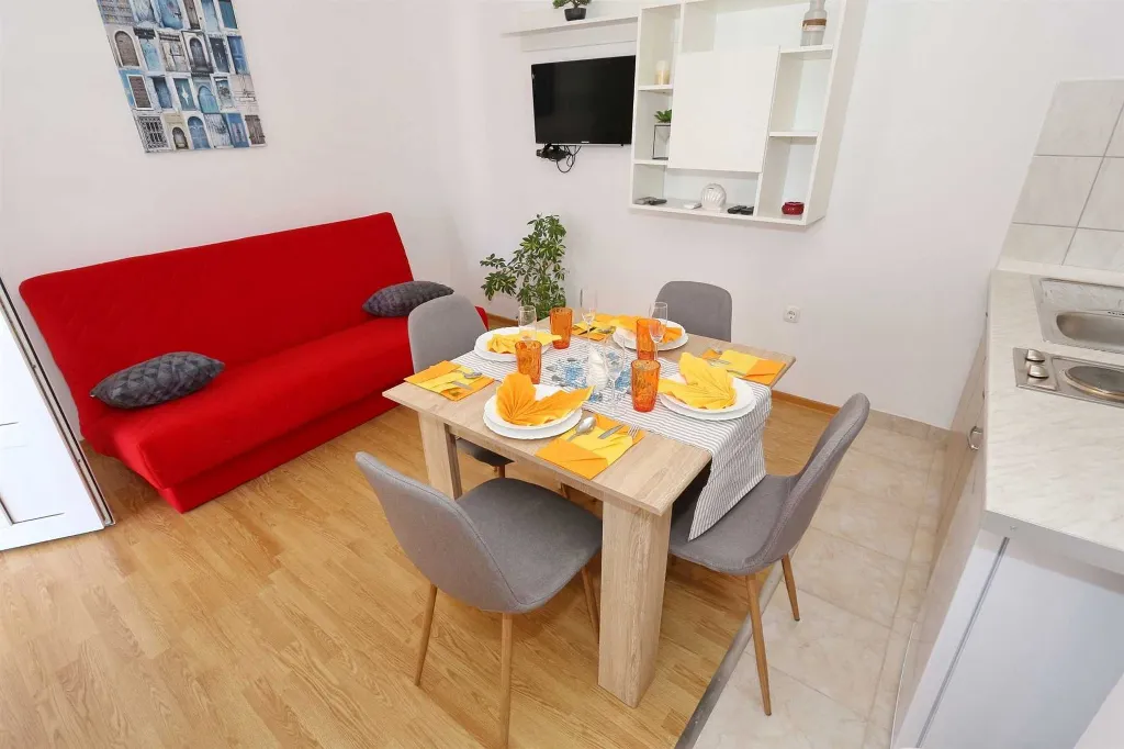 Apartment with Balcony in Vir for 2–3 Guests