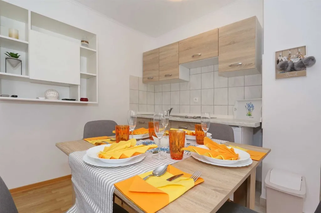 Apartment with Balcony in Vir for 2–3 Guests