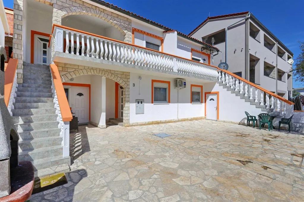 Apartment with Balcony in Vir for 2–3 Guests