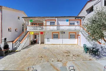 Apartment with Balcony in Vir for 2–3 Guests