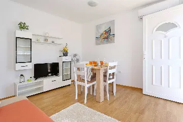 1-Bedroom Apartment for 3-4 Guests in Vir
