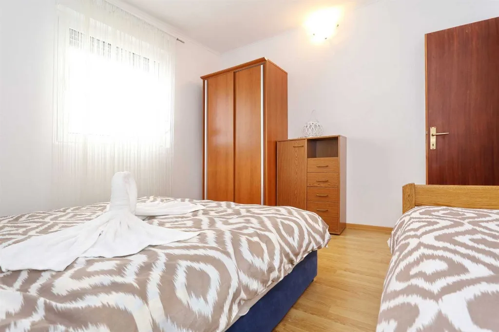 1-Bedroom Apartment for 3-4 Guests in Vir