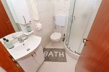 1-Bedroom Apartment for 3-4 Guests in Vir