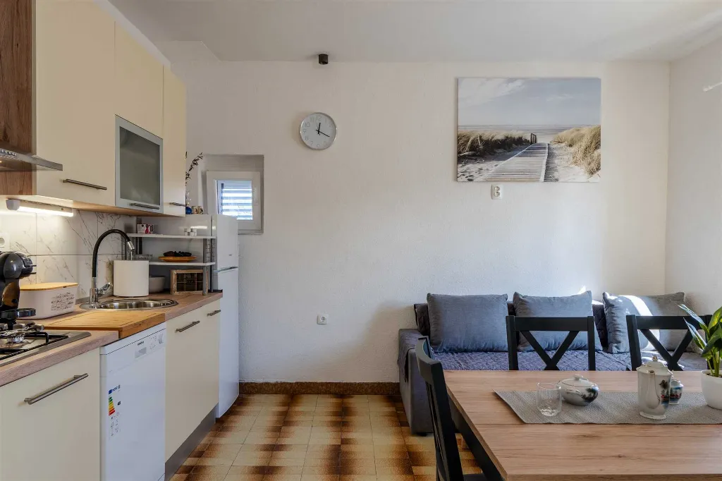 Vir 3-Bedroom Apartment for Up to 6 Guests