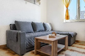 Vir 3-Bedroom Apartment for Up to 6 Guests