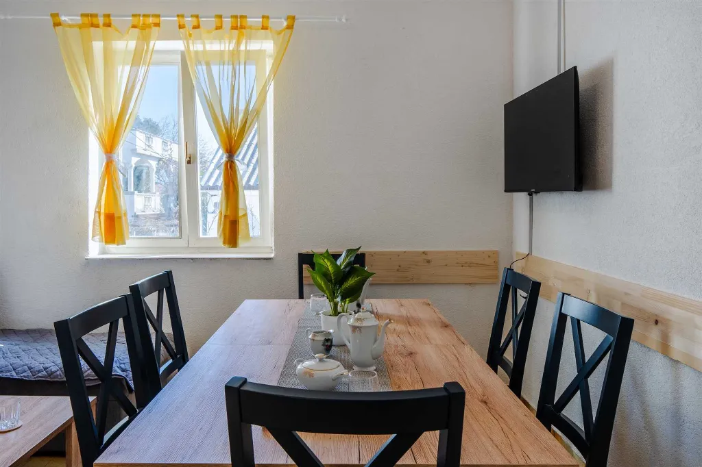 Vir 3-Bedroom Apartment for Up to 6 Guests