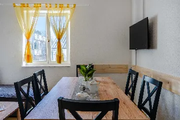 Vir 3-Bedroom Apartment for Up to 6 Guests