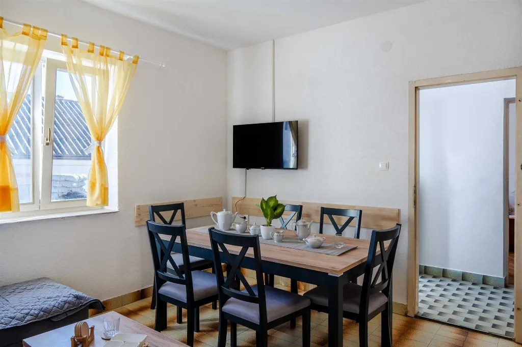 Vir 3-Bedroom Apartment for Up to 6 Guests