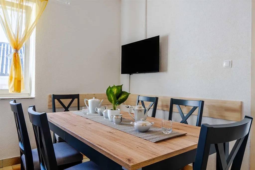 Vir 3-Bedroom Apartment for Up to 6 Guests