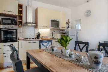 Vir 3-Bedroom Apartment for Up to 6 Guests