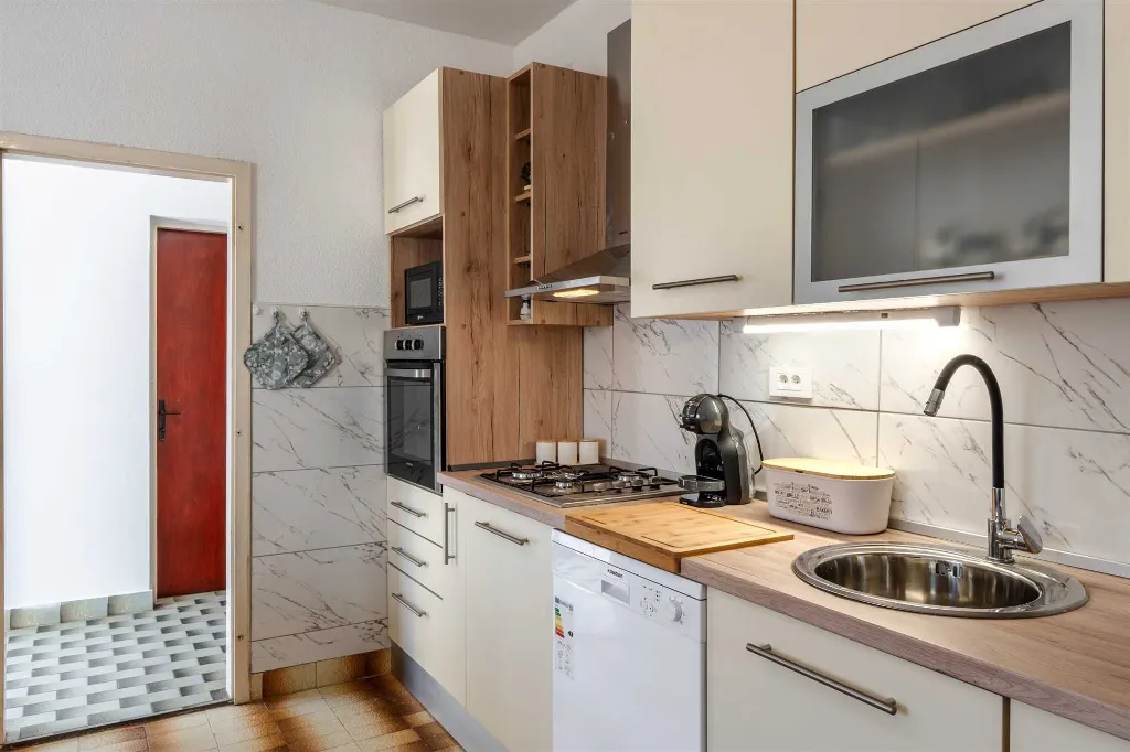 Vir 3-Bedroom Apartment for Up to 6 Guests
