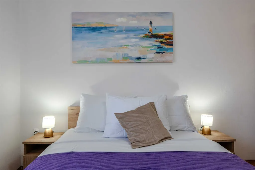 Vir 3-Bedroom Apartment for Up to 6 Guests