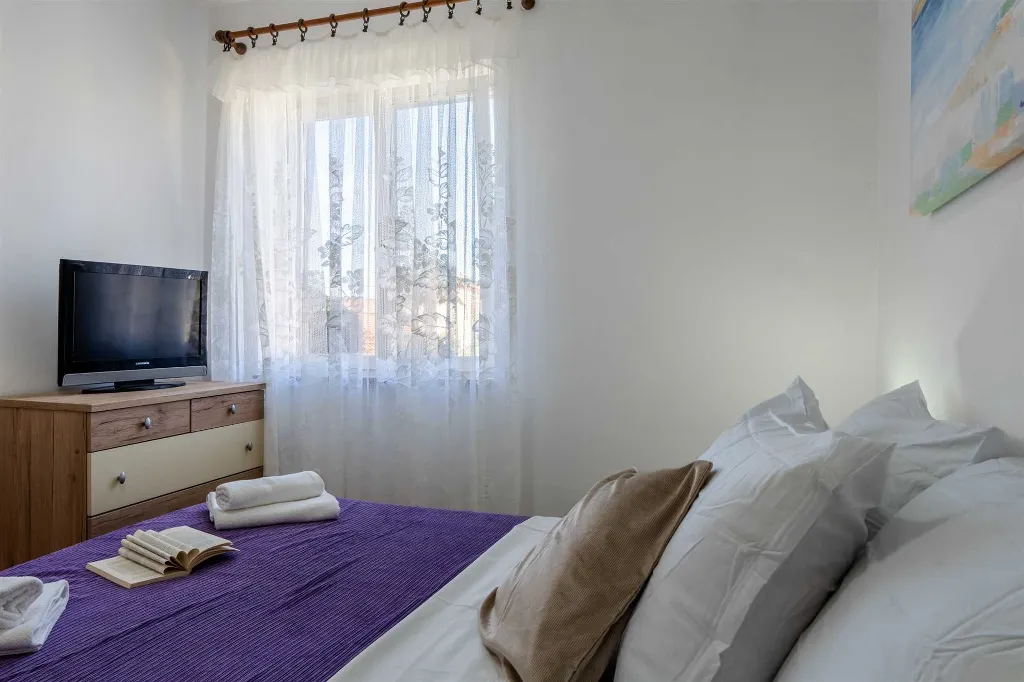 Vir 3-Bedroom Apartment for Up to 6 Guests