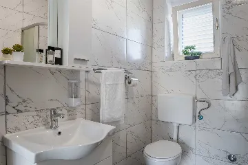 Vir 3-Bedroom Apartment for Up to 6 Guests