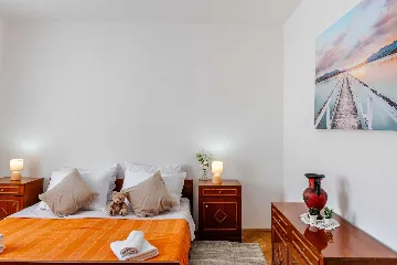 Vir 3-Bedroom Apartment for Up to 6 Guests