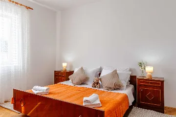 Vir 3-Bedroom Apartment for Up to 6 Guests