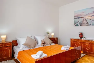 Vir 3-Bedroom Apartment for Up to 6 Guests