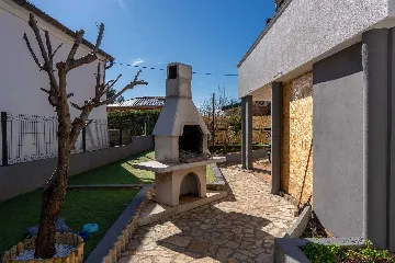 Vir 3-Bedroom Apartment for Up to 6 Guests