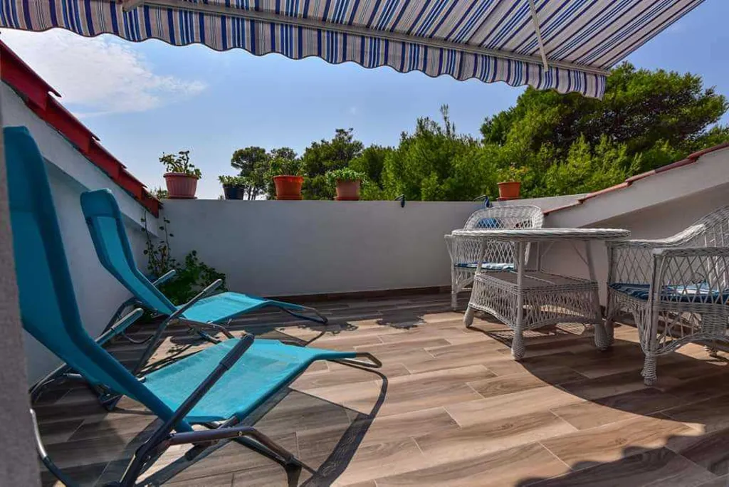 Vir Studio Apartment for 2–3 Guests with Balcony