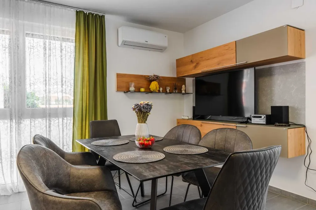 3-Bedroom Apartment for 6 Guests in Vir