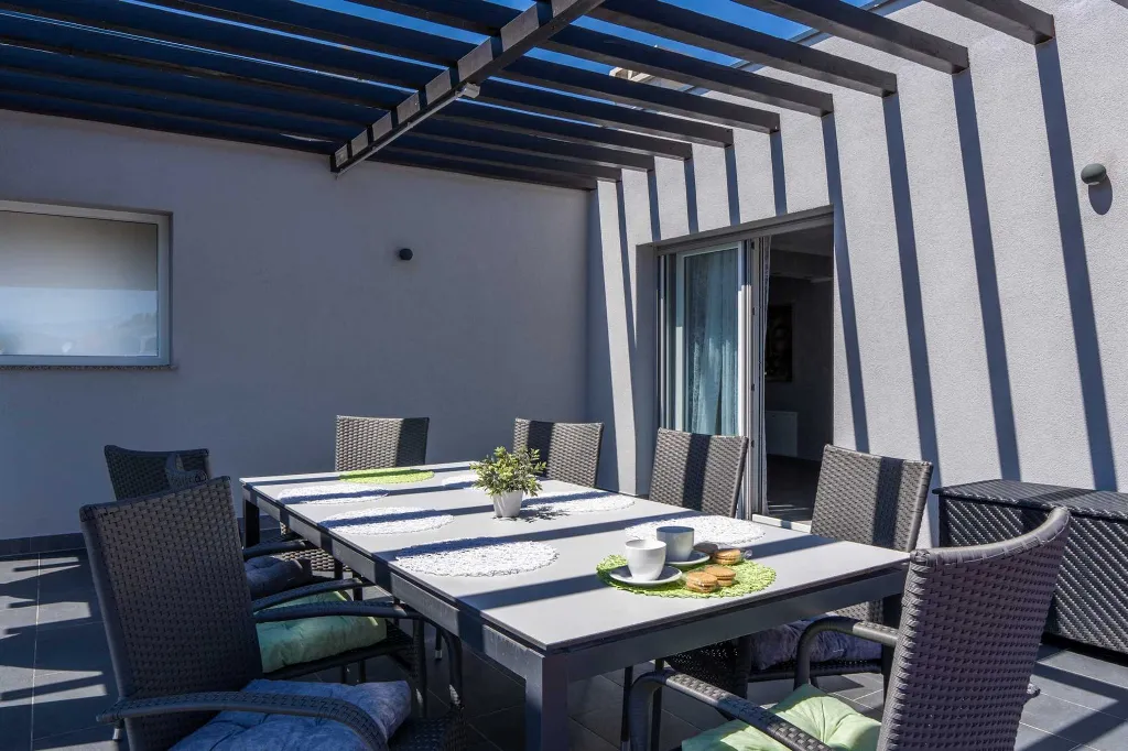 3-Bedroom Apartment for 6 Guests in Vir