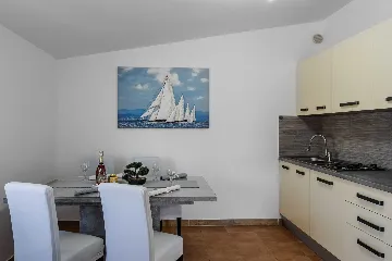 2-Bedroom Apartment in Vir with Balcony for 4