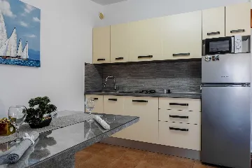 2-Bedroom Apartment in Vir with Balcony for 4