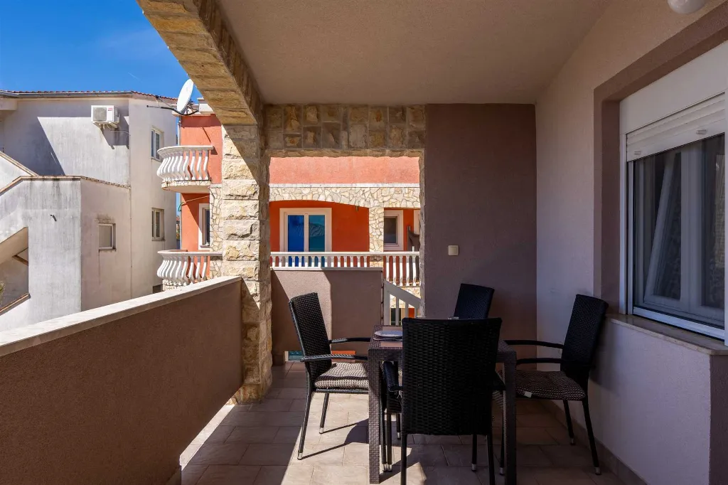 Vir Apartment for 2-4 Guests with Balcony