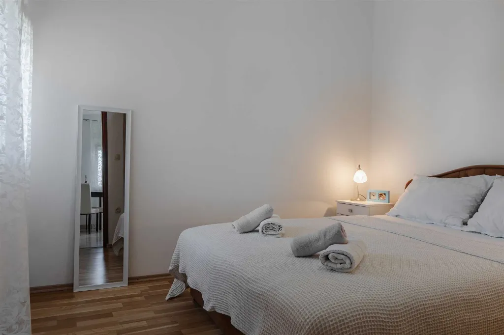 Vir Apartment for 2-4 Guests with Balcony