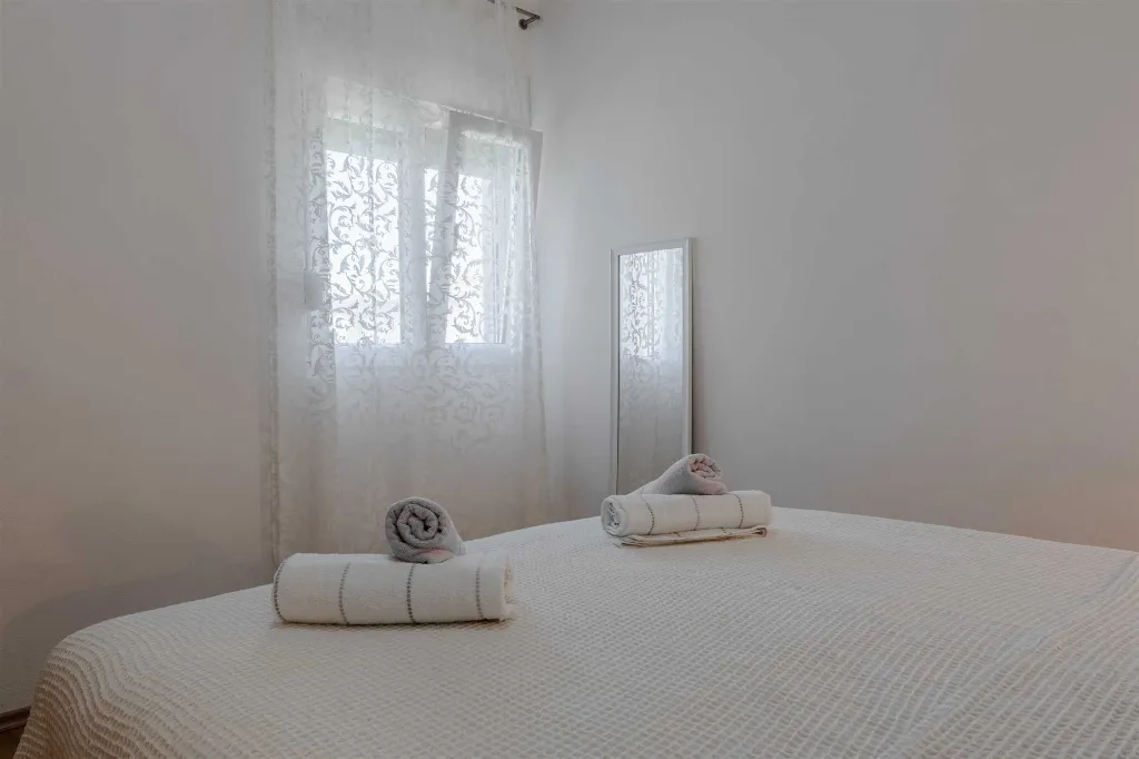 Vir Apartment for 2-4 Guests with Balcony