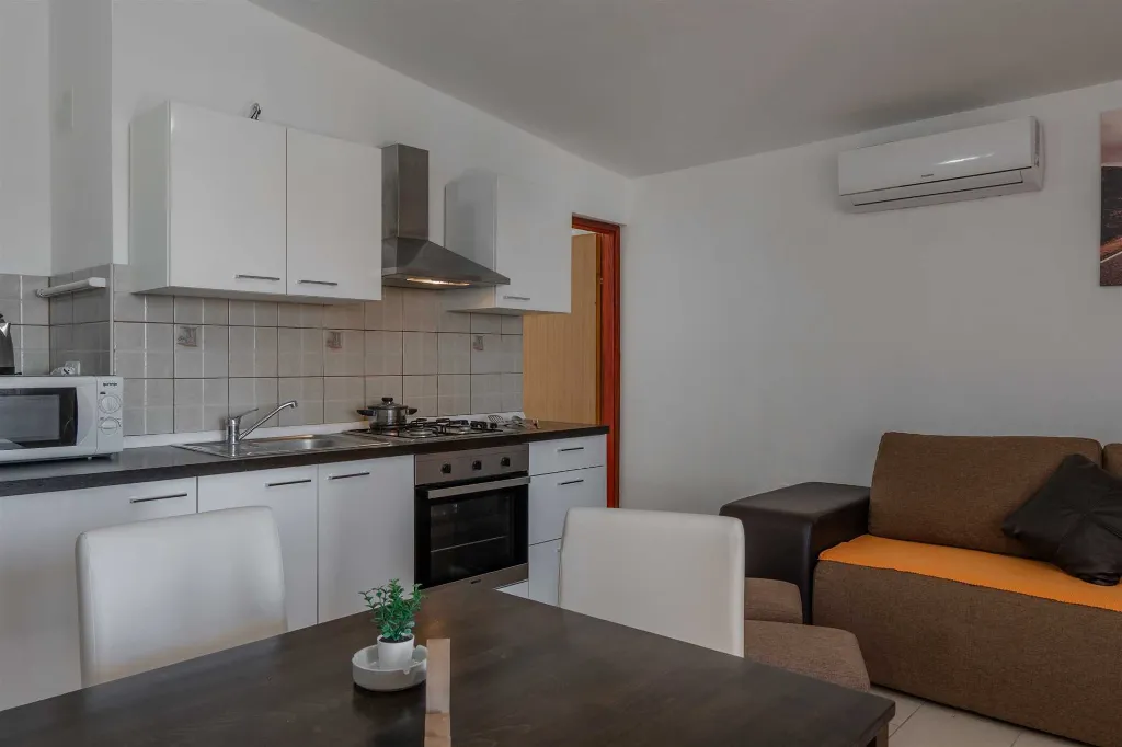 Vir 1-Bedroom Apartment for Up to 4 Guests