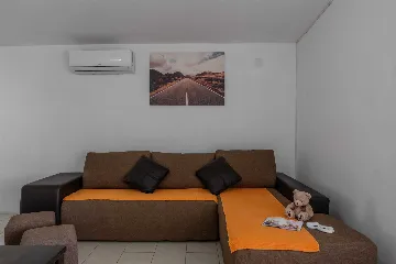 Vir 1-Bedroom Apartment for Up to 4 Guests