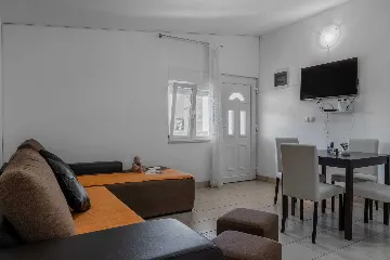 Vir 1-Bedroom Apartment for Up to 4 Guests