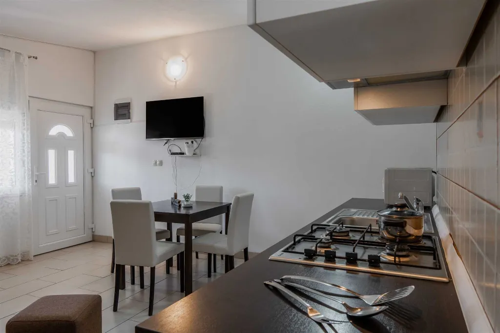 Vir 1-Bedroom Apartment for Up to 4 Guests