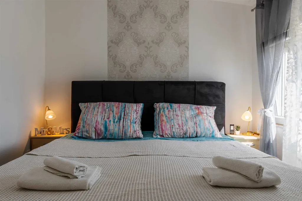 Vir 1-Bedroom Apartment for Up to 4 Guests