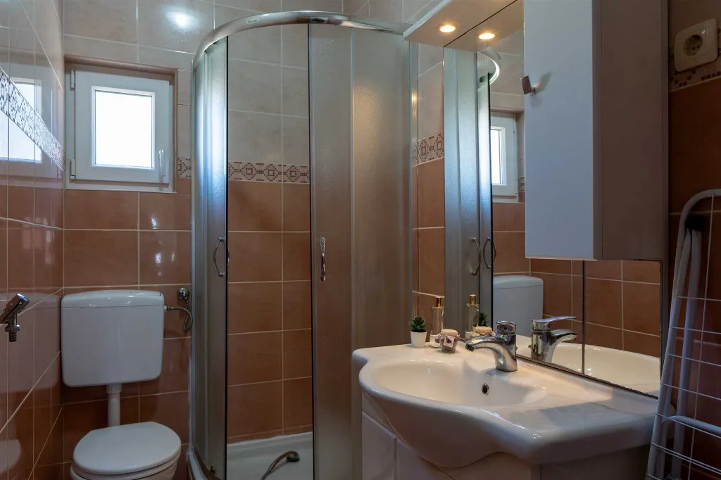 Vir 1-Bedroom Apartment for Up to 4 Guests