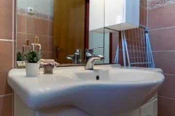 Vir 1-Bedroom Apartment for Up to 4 Guests