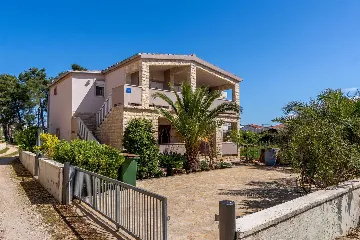 Vir 1-Bedroom Apartment for Up to 4 Guests