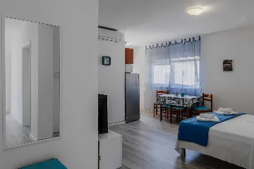 Apartment in Vir for 4 Guests with Balcony