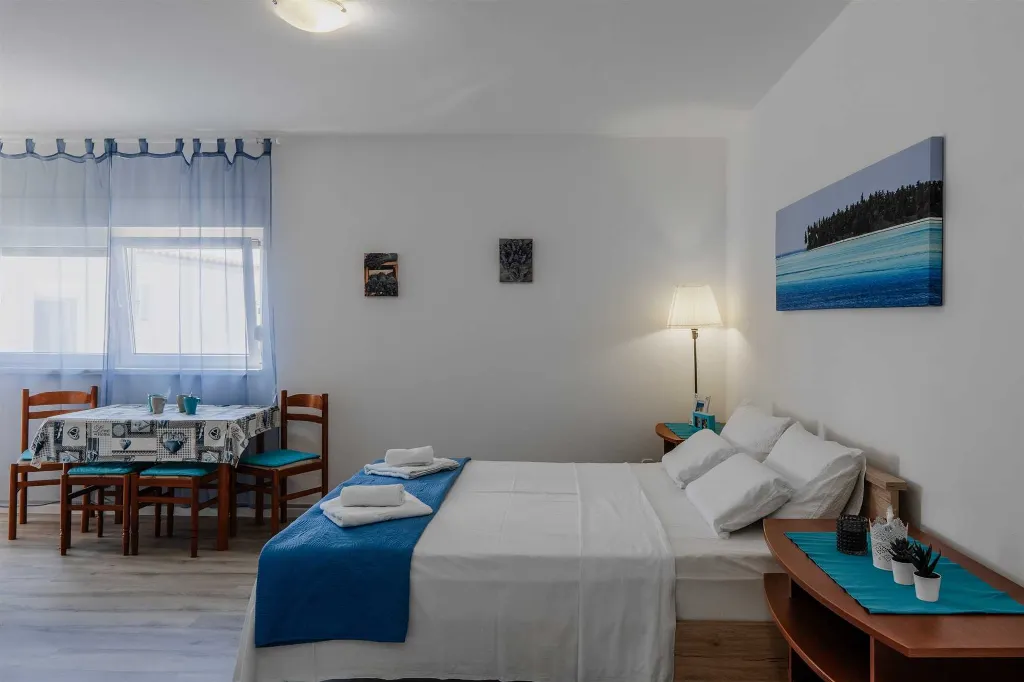 Apartment in Vir for 4 Guests with Balcony