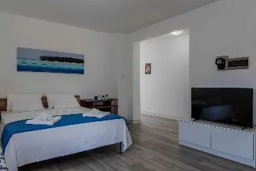 Apartment in Vir for 4 Guests with Balcony