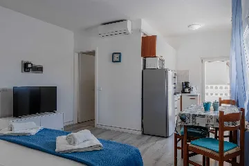 Apartment in Vir for 4 Guests with Balcony